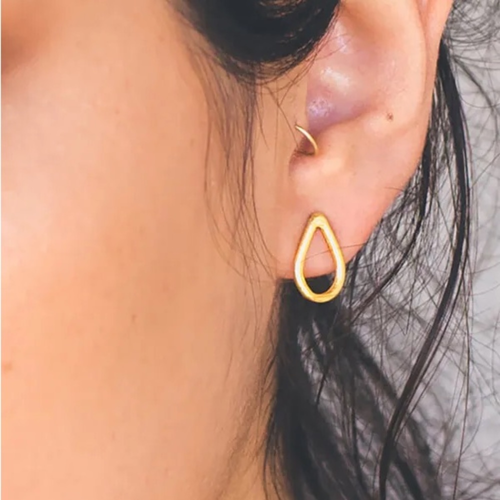 Teardrop stud earrings